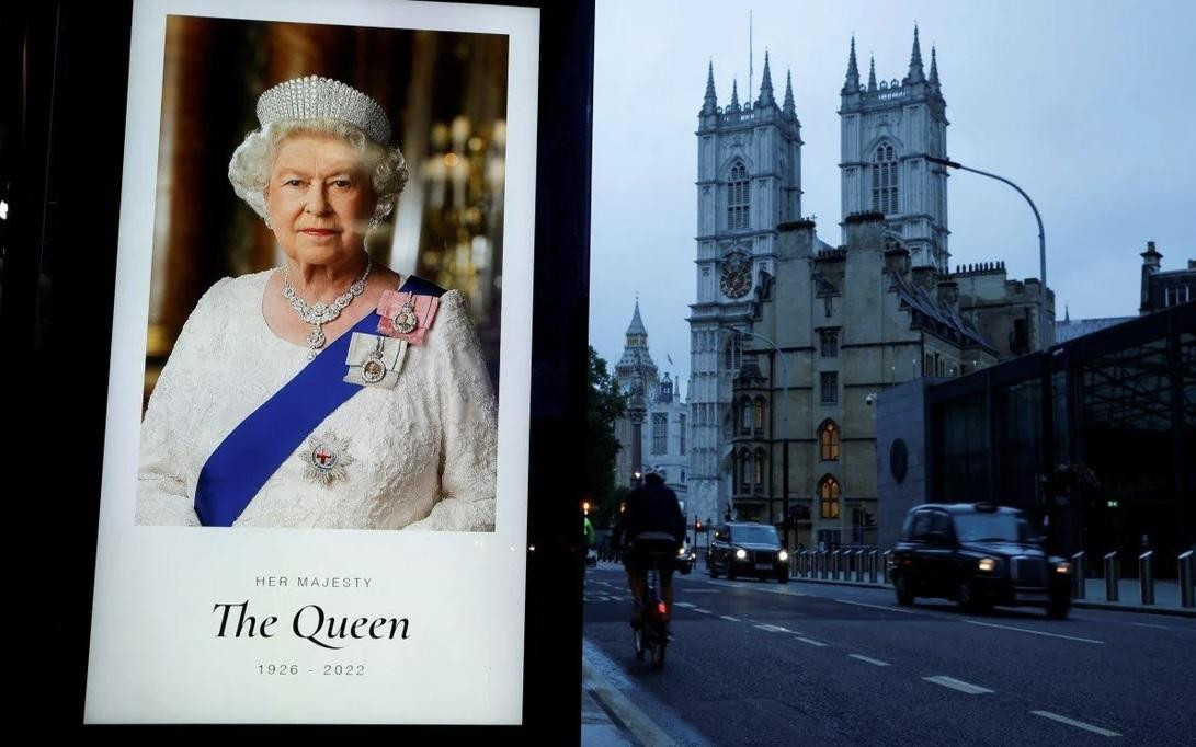 Chân dung Nữ hoàng Anh Elizabeth được treo bên ngoài Tu viện Westminster. (Ảnh: Reuters)