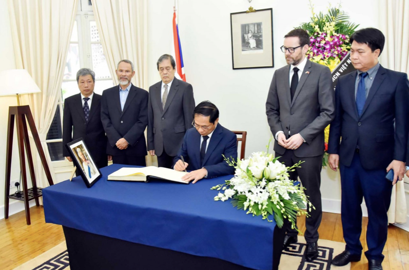 Bộ trưởng Bùi Thanh Sơn ghi sổ tang chia buồn việc Nữ hoàng Elizabeth qua đời. (Ảnh: baoquocte)