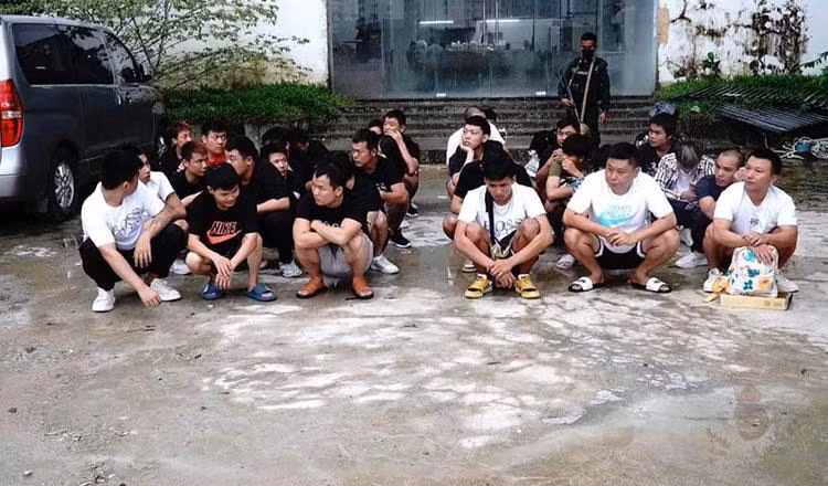 Một nhóm người Việt được giải cứu ở Campuchia. (Ảnh: Khmer Times)