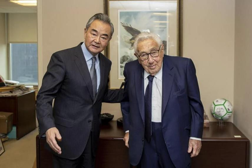 Ngoại trưởng Trung Quốc Vương Nghị trong cuộc gặp ông Henry Kissinger. (Ảnh: Xinhua)