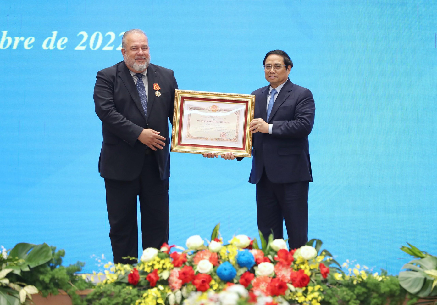 Hai Thủ tướng tại lễ trao tặng. (Ảnh: Hải Minh)