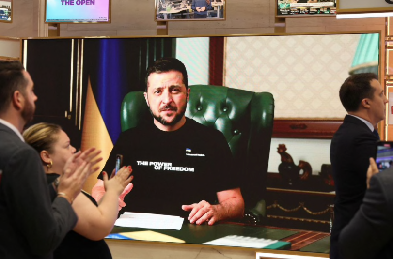 Hình ảnh Tổng thống Ukraine Volodymyr Zelensky trên màn hình của sàn chứng khoán New York ngày 6/9. (Ảnh: Reuters) Hình ảnh Tổng thống Ukraine Volodymyr Zelensky trên màn hình của sàn chứng khoán New York ngày 6/9. (Ảnh: Reuters)