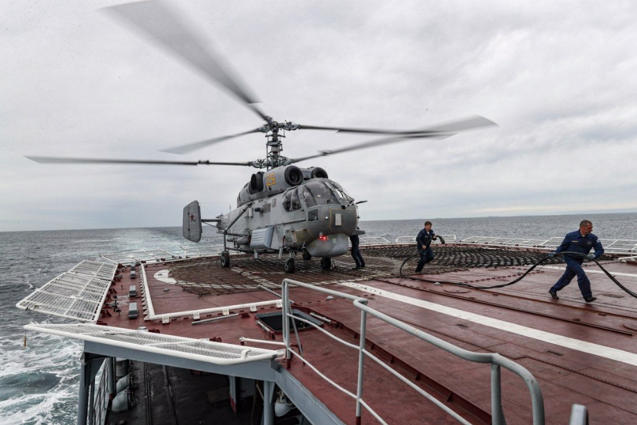 Các thuỷ thủ Nga đang chuẩn bị cho trực thăng cất cánh từ khinh hạm Marshal Shaposhnikov trong chương trình tập trận Vostok 2022. (Ảnh: EPA)
