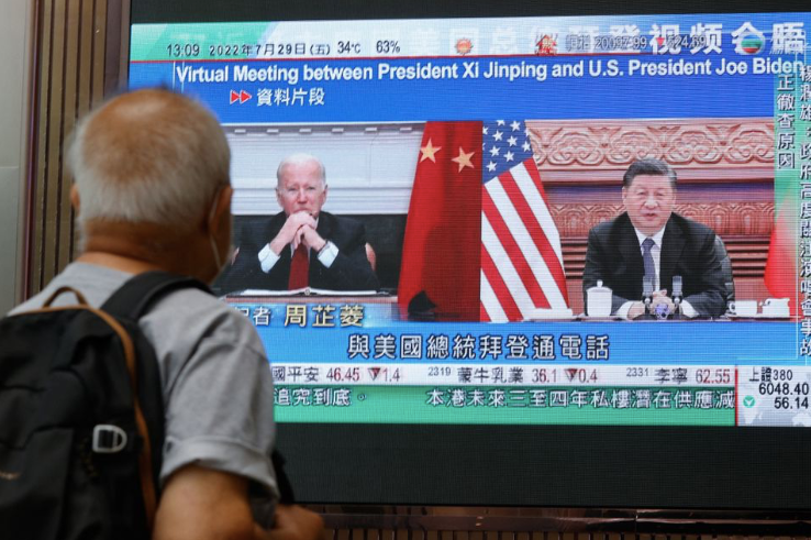 Màn hình TV chiếu hình ảnh lãnh đạo Mỹ - Trung sau cuộc điện đàm ngày 28/7. (Ảnh: Reuters)