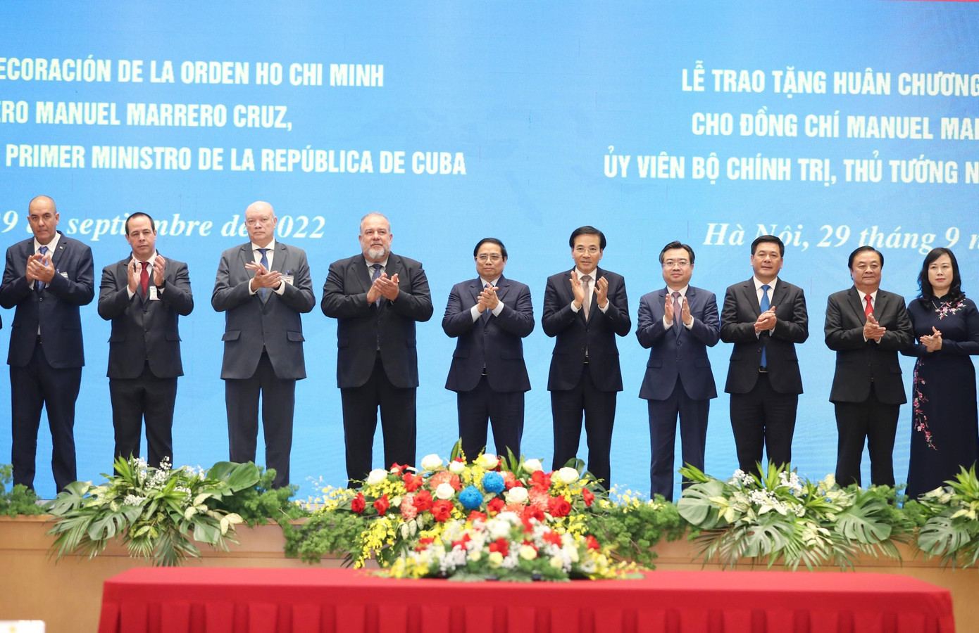 Hai Thủ tướng và các quan chức cấp cao Việt Nam - Cuba tại lễ trao tặng. (Ảnh: Hải Minh)