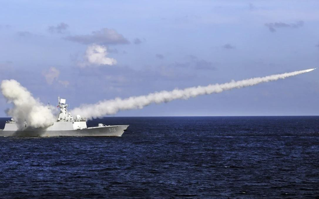 Một tàu chiến Trung Quốc phóng tên lửa trong khi tập trận. (Ảnh: Xinhua) Một tàu chiến Trung Quốc phóng tên lửa trong khi tập trận. (Ảnh: Xinhua)
