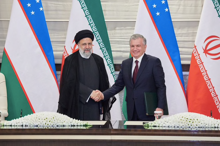 Tổng thống Uzbekistan Shavkat Mirziyoyev (phải) gặp người đồng cấp Iran Ebrahim Raisi trước thượng đỉnh SCO ngày 14/9. (Ảnh: Reuters)