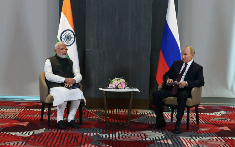 Tổng thống Nga Vladimir Putin (phải) và Thủ tướng Ấn Độ Narendra Modi trong cuộc gặp song phương ngày 16/9. (Ảnh: Sputnik)