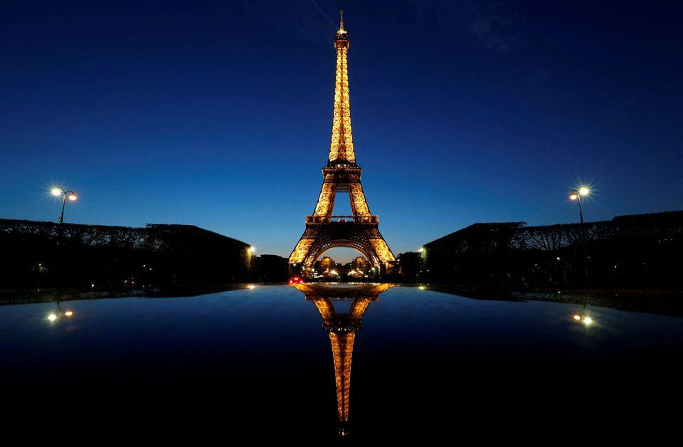 Tháp Eiffel ở Paris sẽ bị tắt điện sớm hơn bình thường. (Ảnh: Reuters) Tháp Eiffel ở Paris sẽ bị tắt điện sớm hơn bình thường. (Ảnh: Reuters)