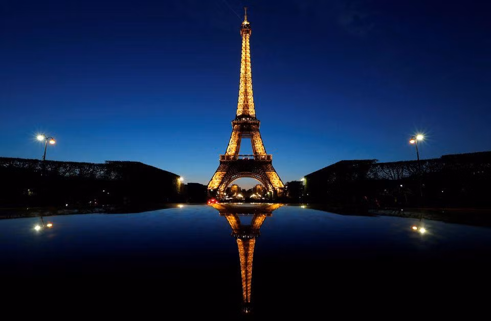 Tháp Eiffel ở Paris sẽ bị tắt điện sớm hơn bình thường. (Ảnh: Reuters)