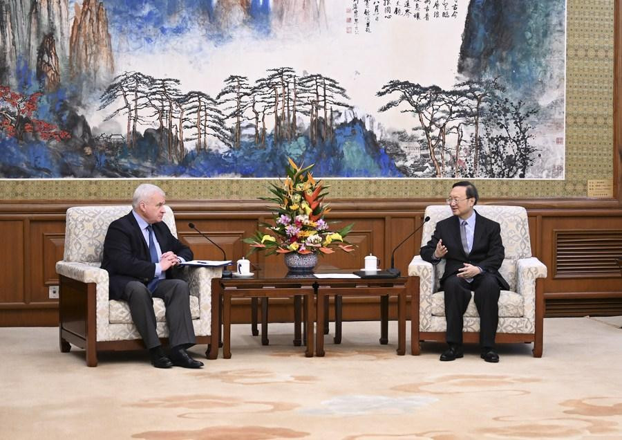 Ủy viên Bộ Chính trị Trung Quốc Dương Khiết Trì (phải) tiếp Đại sứ Nga sắp mãn nhiệm Andrey Denisov ngày 12/9. (Ảnh: Xinhua)