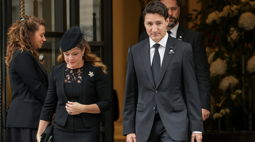 Thủ tướng Canada Justin Trudeau và Phu nhân Sophie Grégoire Trudeau rời khách sạn để đến dự tang lễ Nữ hoàng Elizabeth ngày 19/9. (Ảnh: Getty)