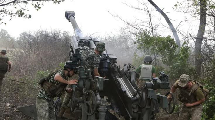 Binh lính Ukraine bắn bằng lựu pháo M777. (Ảnh: Getty) Binh lính Ukraine bắn bằng lựu pháo M777. (Ảnh: Getty)