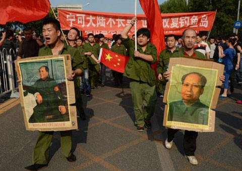 Họ còn mang ảnh nhà lãnh đạo Mao Trạch Đông tuần hành bên ngoài sứ quán Nhật tại Bắc Kinh