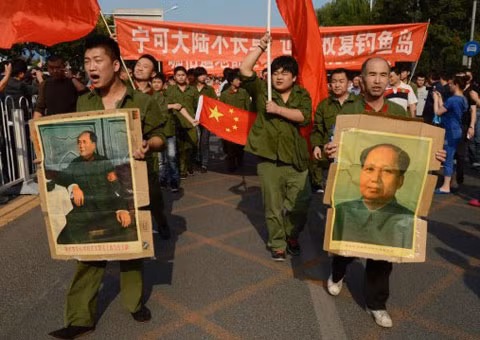 Họ còn mang ảnh nhà lãnh đạo Mao Trạch Đông tuần hành bên ngoài sứ quán Nhật tại Bắc Kinh