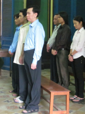 Các bị cáo đứng nghe công tố viên đề nghị mức án. Các bị cáo đứng nghe công tố viên đề nghị mức án