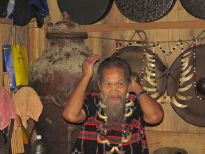 Già làng A lăng Avel với những chiến lợi phẩm là nanh vuốt sau nhiều lần đi săn máu 