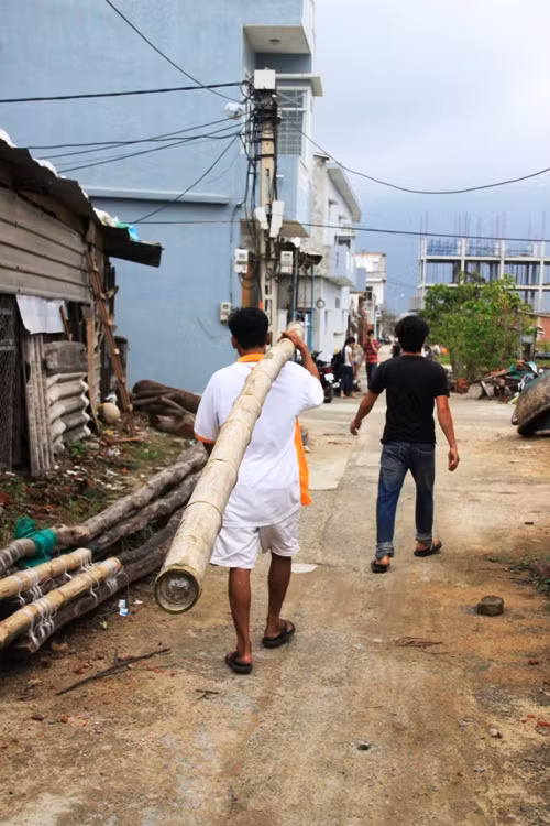 Tăng cường cây tre, gỗ chằng chống nhà cửa