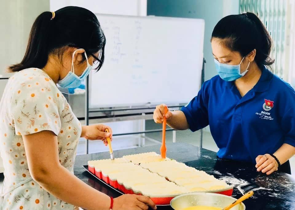 Đoàn viên thanh niên làm bánh