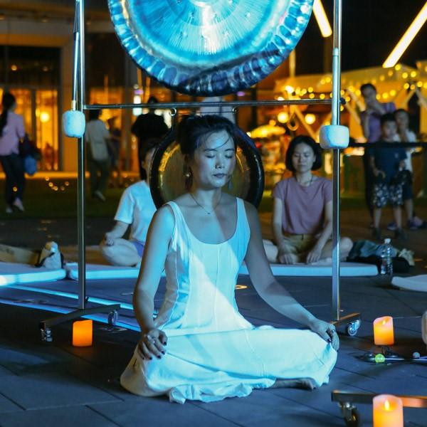 Huang Xinyi, người sáng lập Creative Shelter, đang hướng dẫn một lớp thiền