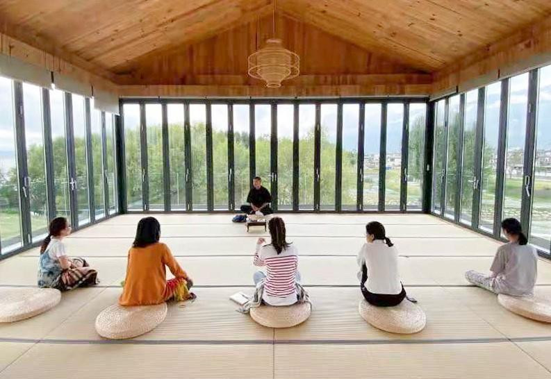 Người trẻ tập thiền tại một studio gần gũi với thiên nhiên