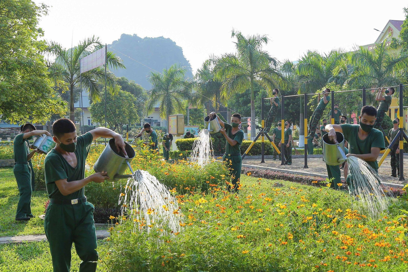 Đoàn viên Liên chi đoàn Tiểu đoàn 1 (Đoàn cơ sở Trung đoàn 246, Sư đoàn 346) chăm sóc vườn hoa cây cảnh và hoạt động thể dục thể thao trong ngày nghỉ cuối tuần. Đoàn viên Liên chi đoàn Tiểu đoàn 1 (Đoàn cơ sở Trung đoàn 246, Sư đoàn 346) chăm sóc vườn hoa cây cảnh và hoạt động thể dục thể thao trong ngày nghỉ cuối tuần.