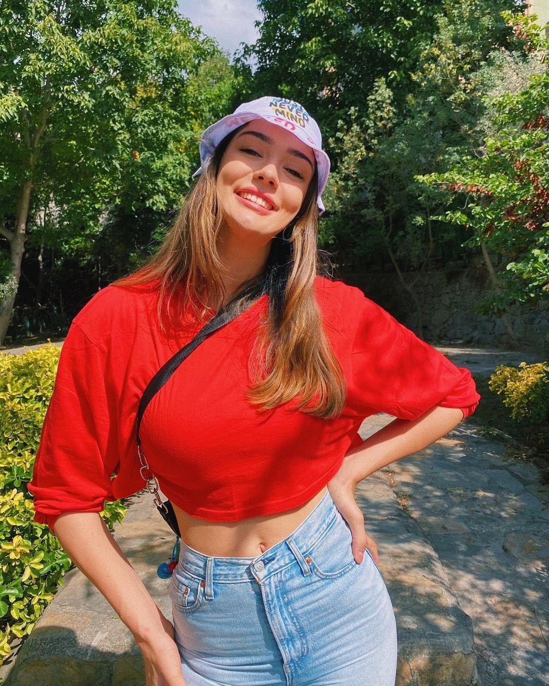 Sở hữu ngoại hình không thua kém các người mẫu, nữ vận động viên 22 tuổi thường nhận được lời mời đóng quảng cáo của hãng xe, thời trang và thể thao. Sở hữu ngoại hình không thua kém các người mẫu, nữ vận động viên 22 tuổi thường nhận được lời mời đóng quảng cáo của hãng xe, thời trang và thể thao.