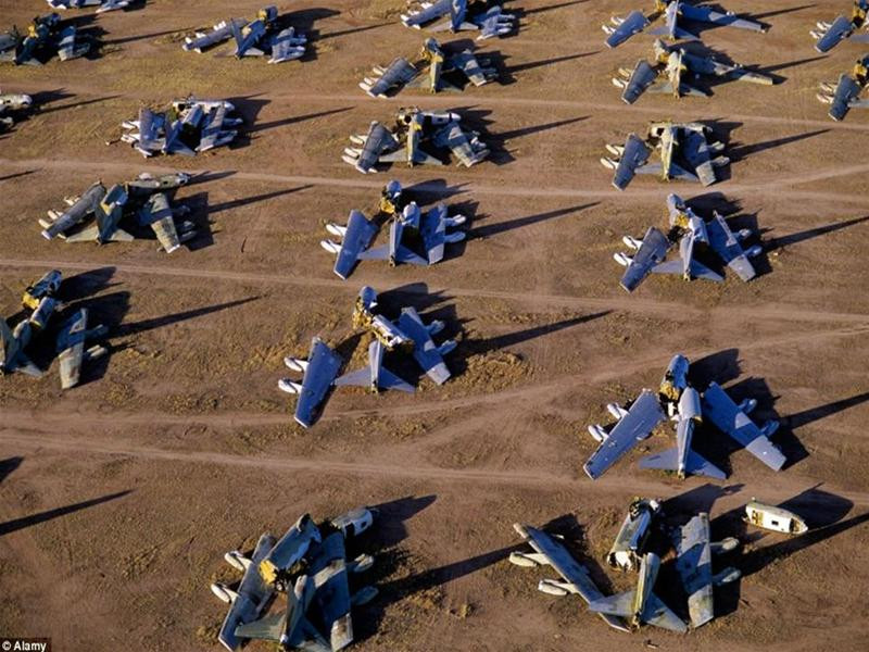 Những chiếc pháo đài bay B-52 nổi tiếng đang bị “xẻ thịt”.