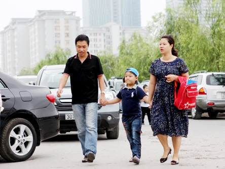 Không ít trẻ được cả bố và mẹ đưa đến trường trong cuộc 