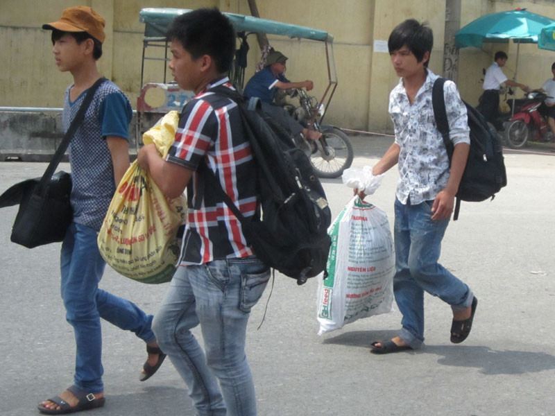 Hành lý, tư trang, thức ăn mang đi dùng không hết, nhiều sĩ tử lại phải mang về