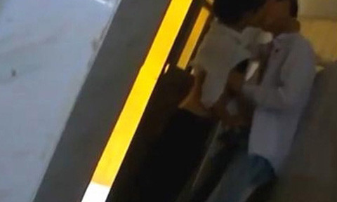 Clip học sinh làm "chuyện người lớn" trong nhà vệ sinh của trường học (Ảnh chụp từ clip). Clip học sinh làm
