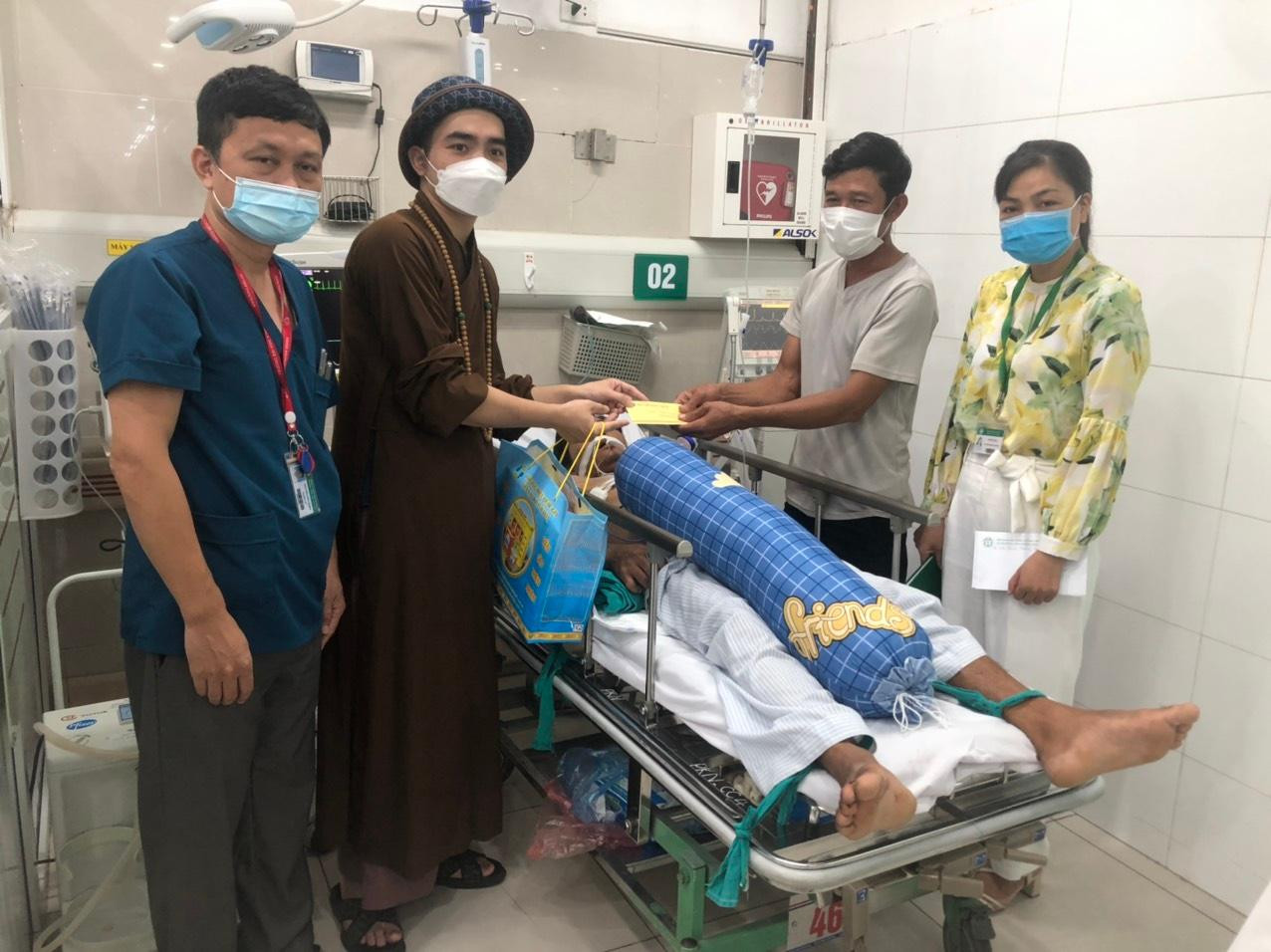 Các nhà hảo tâm đến thăm và tặng quà cho nam thanh niên bị tầu đâm. Ảnh: BV cung cấp