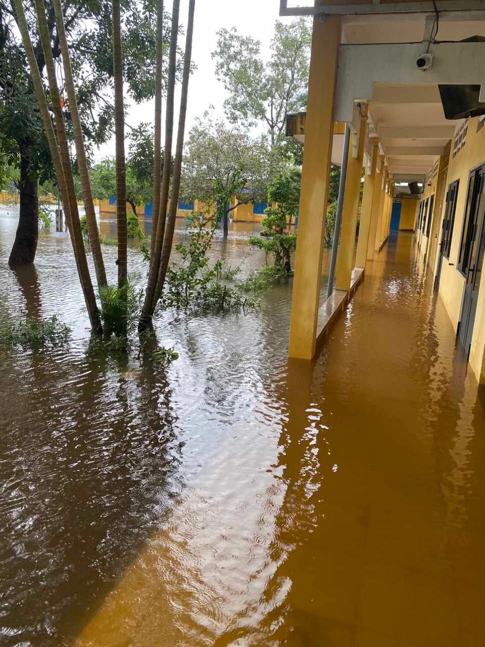 Mưa lũ kéo dài khiến nhiều trường học tại Thừa Thiên Huế phải đóng cửa từ hai ngày nay. Ảnh: Ngọc Văn