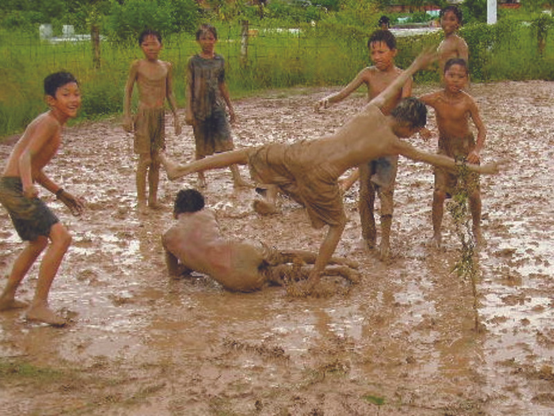 Thiếu nhi thị trấn Hộ Phòng đá bóng trên vuông tôm