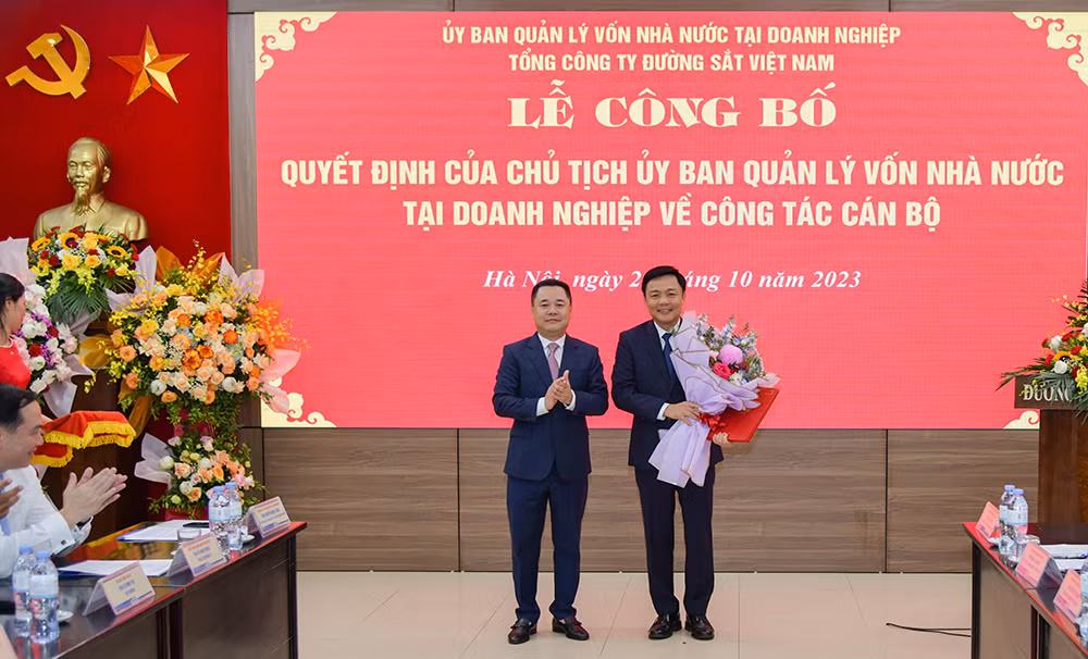 Phó Chủ tịch Ủy ban quản lý vốn Nguyễn Ngọc Cảnh (trái) trao quyết định bổ nhiệm Tổng Giám đốc VNR cho ông Hoàng Gia Khánh (phải).