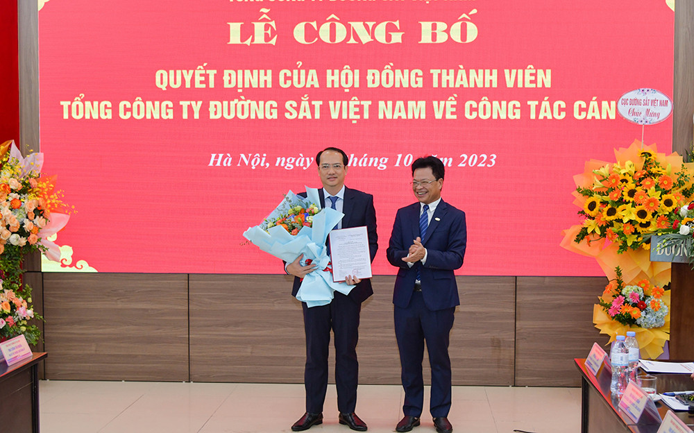 Ông Trần Anh Tuấn (trái) nhận quyết định giữ chức Phó Tổng Giám đốc VNR.