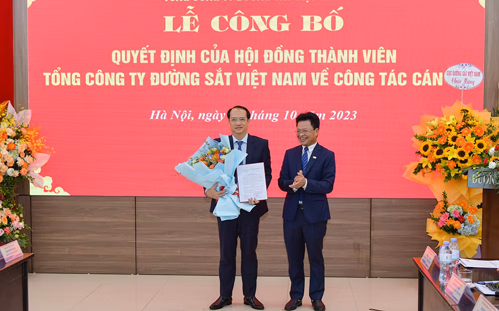 Ông Trần Anh Tuấn (trái) nhận quyết định giữ chức Phó Tổng Giám đốc VNR.