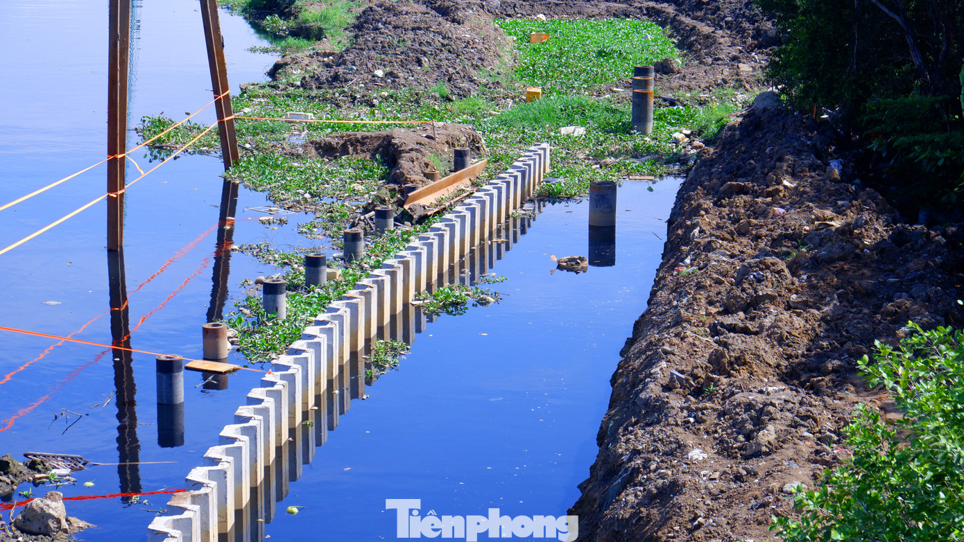 Chủ đầu tư đã có văn bản kiến nghị UBND TPHCM giao các địa phương đẩy nhanh tiến độ bàn giao mặt bằng trước ngày 15/8 để triển khai dự án kịp tiến độ yêu cầu. Ảnh: Đoạn bờ kè đoạn qua phường An Lạc, quận Bình Tân đang dần hình thành.