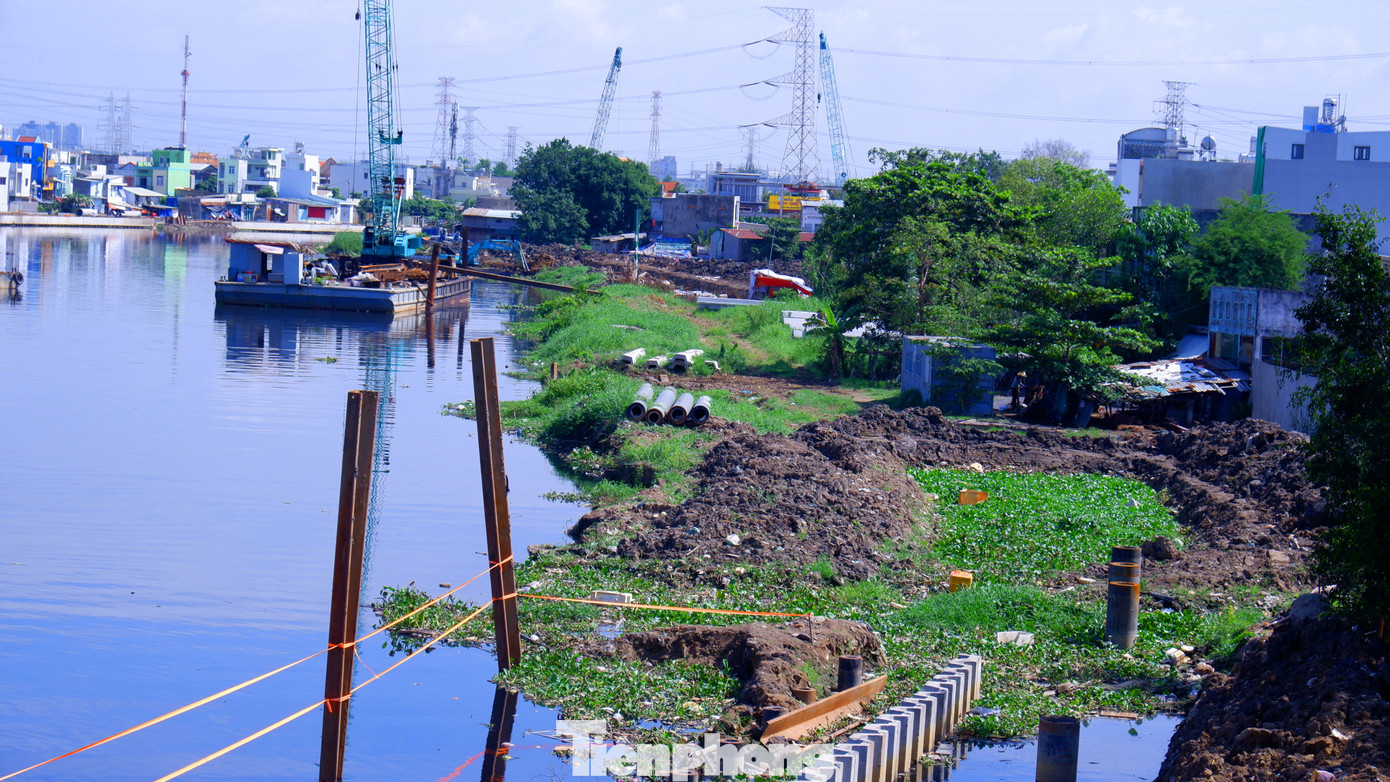 Dự án được khởi công vào ngày 23/2/2023 với phạm vi thi công dọc tuyến kênh Tham Lương - Bến Cát - rạch Nước Lên dài gần 32km, đi qua địa bàn 7 quận, huyện gồm quận Bình Tân, Tân Phú, Tân Bình, Gò Vấp, Bình Thạnh, quận 12 và huyện Bình Chánh.
