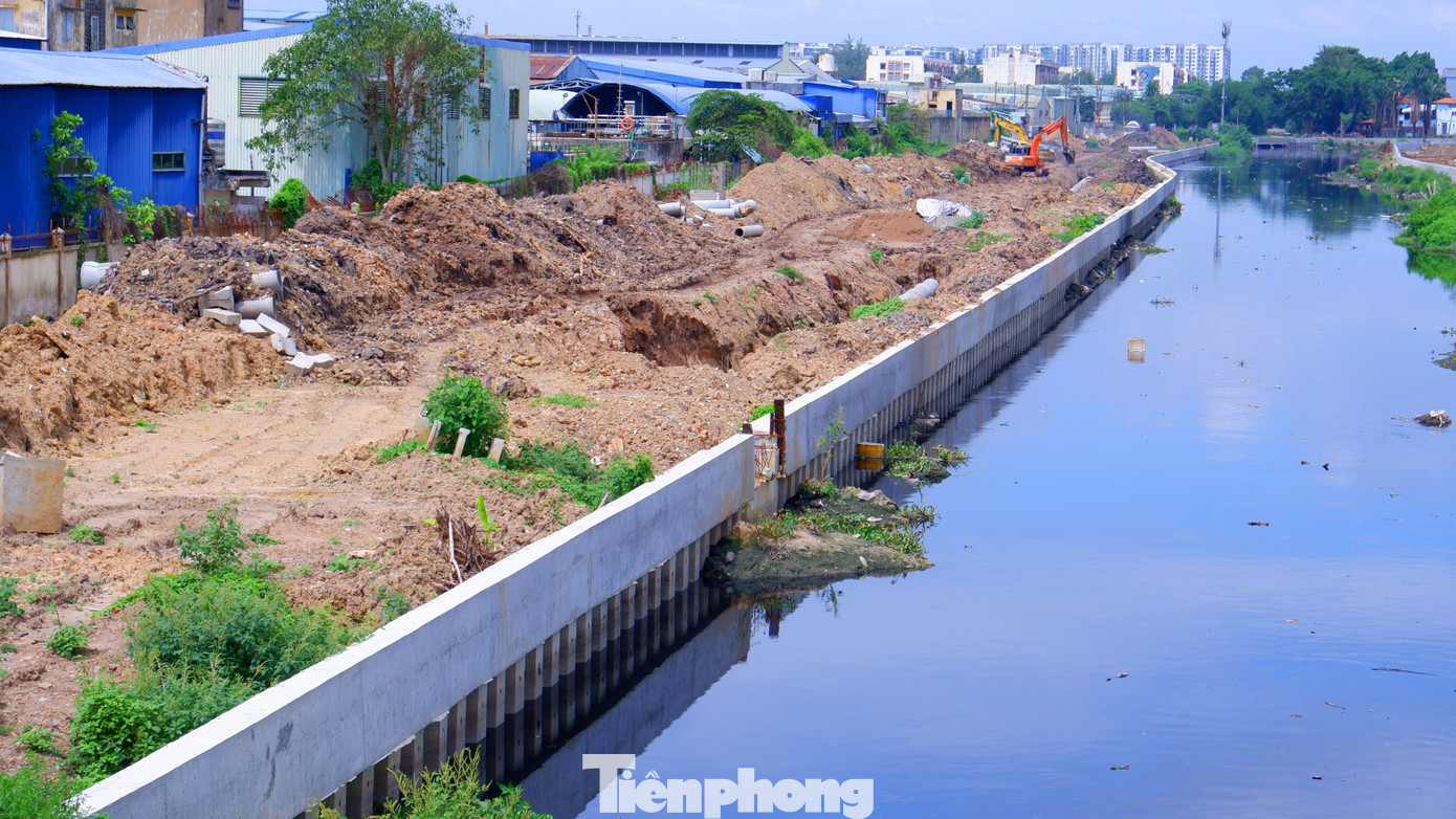 Dự án xây dựng hạ tầng, cải tạo môi trường kênh Tham Lương - Bến Cát - rạch Nước Lên do Ban Hạ tầng TPHCM làm chủ đầu tư. Ảnh: Hữu Huy Dự án xây dựng hạ tầng, cải tạo môi trường kênh Tham Lương - Bến Cát - rạch Nước Lên do Ban Hạ tầng TPHCM làm chủ đầu tư. Ảnh: Hữu Huy