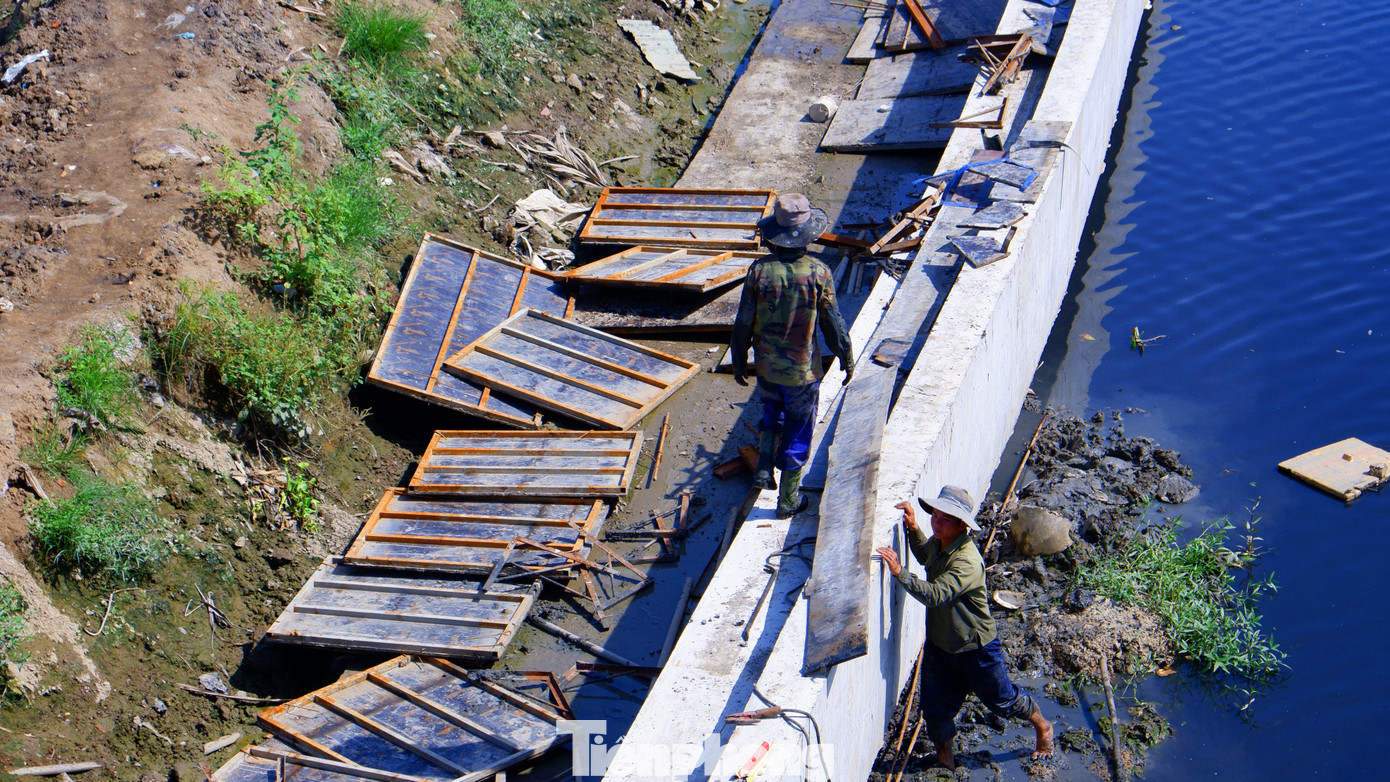 Công nhân thi công hạng mục bờ kè tại khu vực gần cầu Nước Lên (quận Bình Tân, TPHCM) vào trưa 30/7.