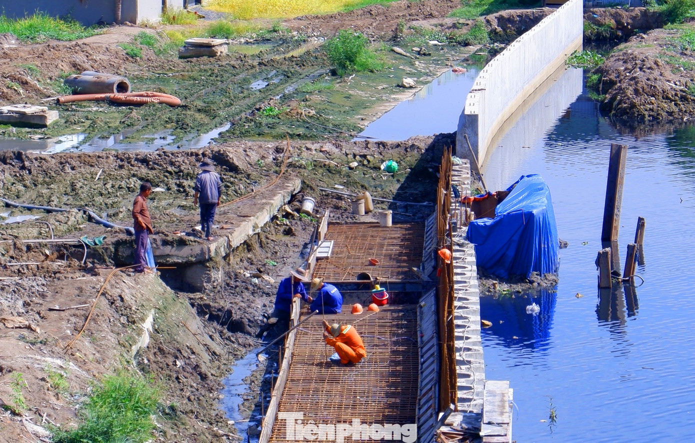 Bên cạnh đó, trên tuyến của dự án này có các tuyến lưới điện hạ thế, trung thế và trạm biến áp cáp viễn thông, ảnh hưởng đến quá trình thi công, cần phải được di dời và tái bố trí mới. Chủ đầu tư kiến nghị Sở Công Thương và các đơn vị ngành điện xem xét, xác định lại phạm vi an toàn, có thể điều động phân phối trong quá trình vận hành lưới điện để hỗ trợ các nhà thầu.