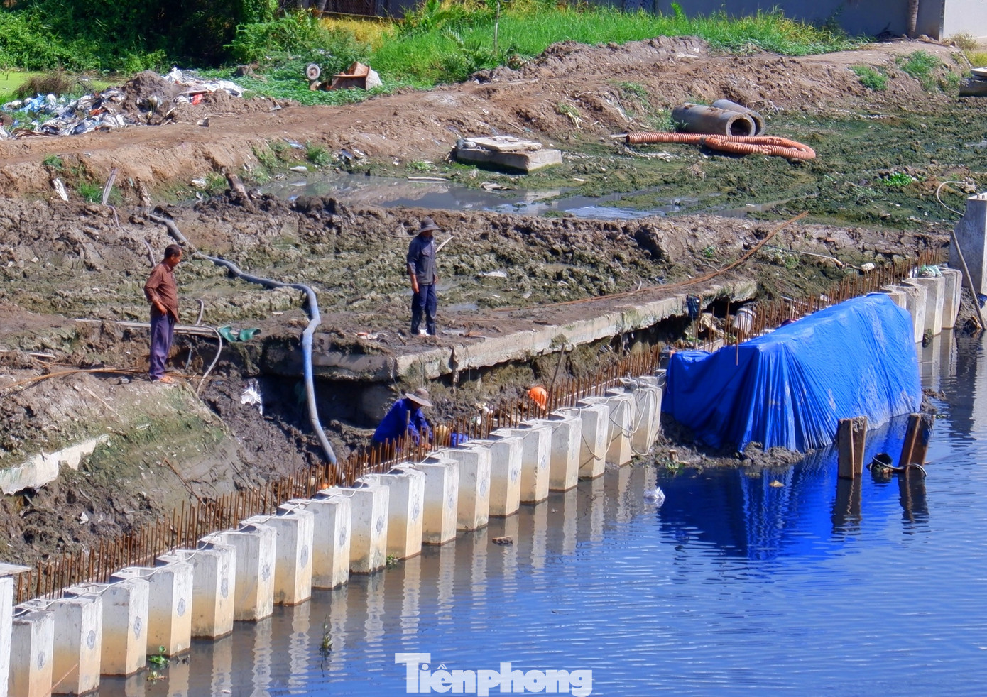 Sau gần 1 năm rưỡi thi công, Ban Quản lý dự án đầu tư xây dựng hạ tầng đô thị TPHCM (chủ đầu tư dự án) cho biết, đến nay hạng mục xây dựng bờ kè đã đạt 67,6% khối lượng, thi công cọc bêtông ly tâm đạt 54,1%, xử lý nền đất yếu bằng cọc xi măng đất đạt 52,8%, các hạng mục khác như lắp đặt hào kỹ thuật đạt 13%, đặt cống thoát nước đạt 16,9%...