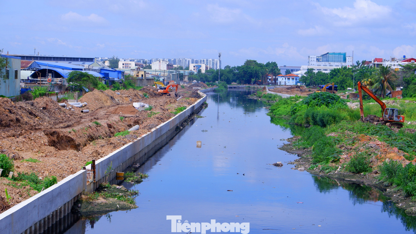 Dự án xây dựng hạ tầng và cải tạo môi trường kênh Tham Lương - Bến Cát - rạch Nước Lên (giai đoạn 2) có tổng mức đầu tư 8.200 tỷ đồng (trong đó vốn ngân sách trung ương là 4.000 tỷ đồng và vốn ngân sách thành phố là 4.200 tỷ đồng).