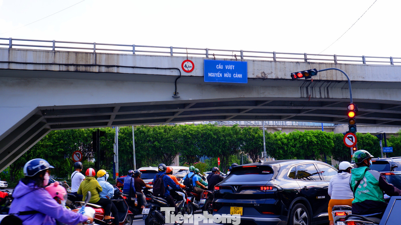 Mới đây, Sở Giao thông vận tải (GTVT) TPHCM đã có văn bản gửi Trung tâm Quản lý hạ tầng giao thông đường bộ về việc thực hiện các biện pháp đảm bảo an toàn giao thông trên cầu vượt Nguyễn Hữu Cảnh, quận Bình Thạnh. Mới đây, Sở Giao thông vận tải (GTVT) TPHCM đã có văn bản gửi Trung tâm Quản lý hạ tầng giao thông đường bộ về việc thực hiện các biện pháp đảm bảo an toàn giao thông trên cầu vượt Nguyễn Hữu Cảnh, quận Bình Thạnh.