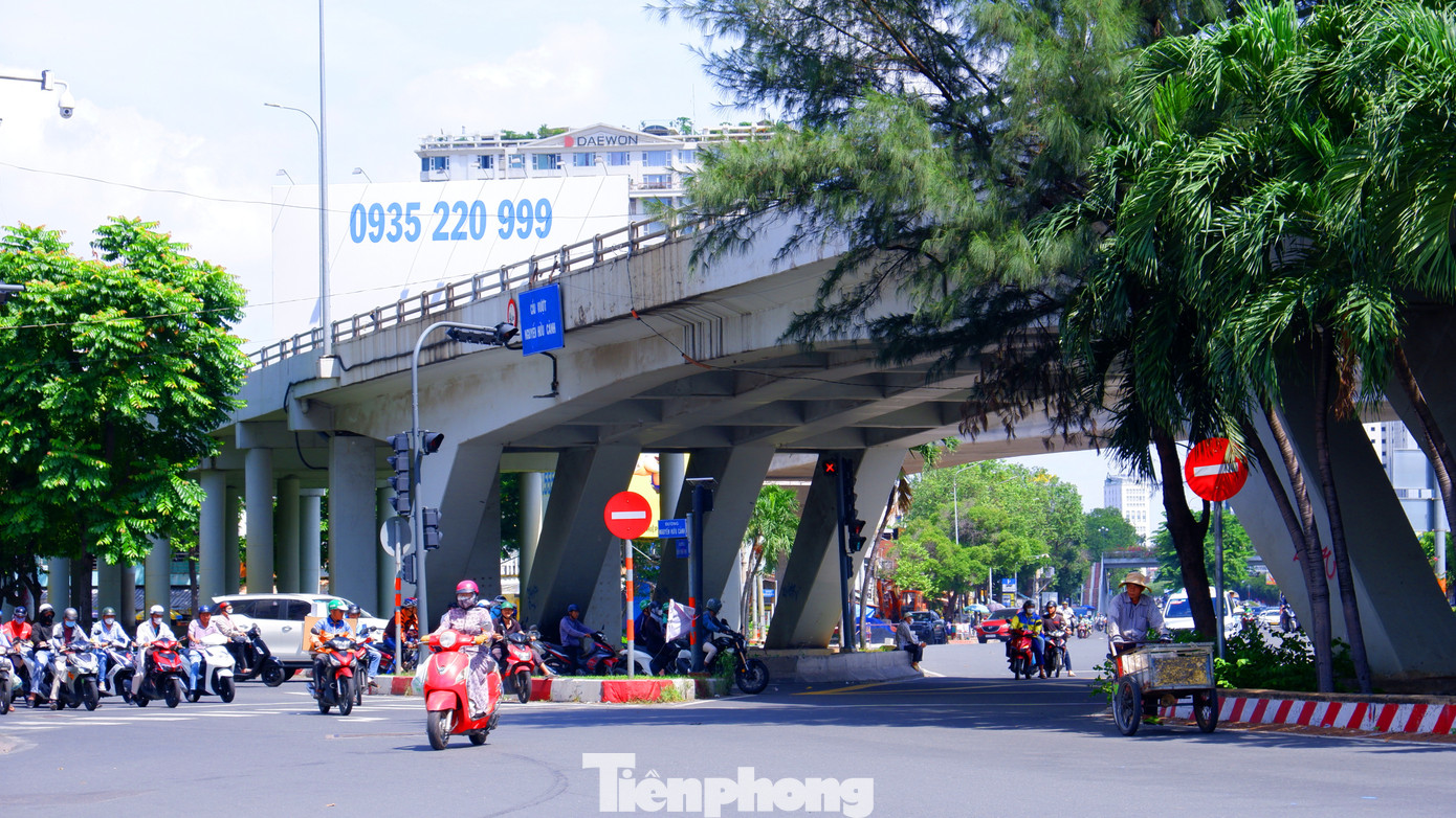 Theo Sở GTVT TPHCM, việc xử lý vị trí đọng nước trên cầu chưa triệt để, hiện nay có 2 vị trí đọng nước nhưng đơn vị phụ trách chỉ đề xuất xử lý 1 vị trí. Ngoài ra, nguyên nhân đọng nước còn do nghẹt hệ thống thoát nước nhưng đơn vị quản lý cũng chưa đề xuất biện pháp xử lý. Ảnh: Phương tiện lưu thông bên dưới cầu vượt Nguyễn Hữu Cảnh. Theo Sở GTVT TPHCM, việc xử lý vị trí đọng nước trên cầu chưa triệt để, hiện nay có 2 vị trí đọng nước nhưng đơn vị phụ trách chỉ đề xuất xử lý 1 vị trí. Ngoài ra, nguyên nhân đọng nước còn do nghẹt hệ thống thoát nước nhưng đơn vị quản lý cũng chưa đề xuất biện pháp xử lý. Ảnh: Phương tiện lưu thông bên dưới cầu vượt Nguyễn Hữu Cảnh.