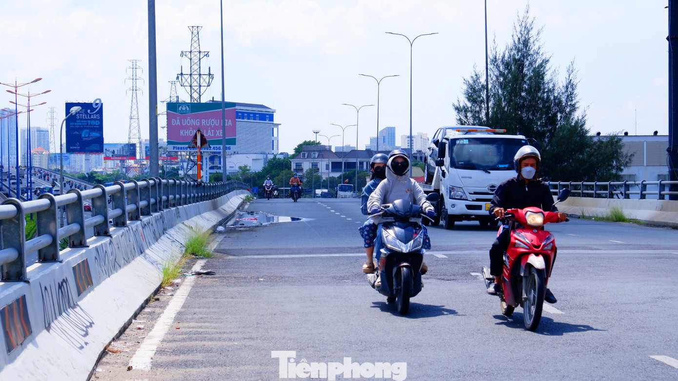 Theo ghi nhận của PV vào trưa 31/7, nhịp chính giữa cầu Nguyễn Hữu Cảnh (quận Bình Thạnh) đang tồn tại một vị trí nước đọng. Theo ghi nhận của PV vào trưa 31/7, nhịp chính giữa cầu Nguyễn Hữu Cảnh (quận Bình Thạnh) đang tồn tại một vị trí nước đọng.