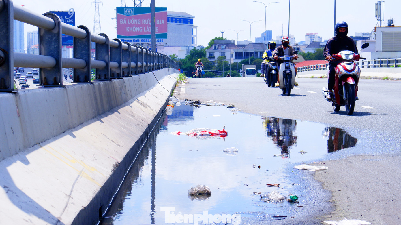 Để thực hiện đầy đủ các biện pháp đảm bảo an toàn giao thông trên cầu vượt Nguyễn Hữu Cảnh, Sở GTVT TPHCM yêu cầu Trung tâm quản lý hạ tầng giao thông đường bộ đo trắc dọc, trắc ngang toàn bộ cầu để đề xuất biện pháp sửa chữa thảm bê tông nhựa. Qua đó, phải đảm bảo độ bằng phẳng, lưu thông êm thuận, không đọng nước, siêu cao (độ dốc) tại vị trí lưng đường cong phù hợp theo tiêu chuẩn hiện hành. Để thực hiện đầy đủ các biện pháp đảm bảo an toàn giao thông trên cầu vượt Nguyễn Hữu Cảnh, Sở GTVT TPHCM yêu cầu Trung tâm quản lý hạ tầng giao thông đường bộ đo trắc dọc, trắc ngang toàn bộ cầu để đề xuất biện pháp sửa chữa thảm bê tông nhựa. Qua đó, phải đảm bảo độ bằng phẳng, lưu thông êm thuận, không đọng nước, siêu cao (độ dốc) tại vị trí lưng đường cong phù hợp theo tiêu chuẩn hiện hành.