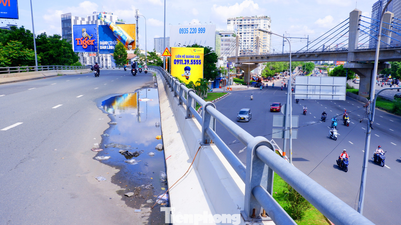 Bề mặt cầu có dấu hiệu bị lún tạo nên vũng nước đọng sau mưa. Trước đó, sự cố đứt cáp ngầm cách đây gần 2 năm cũng khiến mặt cầu bị lún, võng tạo điểm đọng nước. Bề mặt cầu có dấu hiệu bị lún tạo nên vũng nước đọng sau mưa. Trước đó, sự cố đứt cáp ngầm cách đây gần 2 năm cũng khiến mặt cầu bị lún, võng tạo điểm đọng nước.