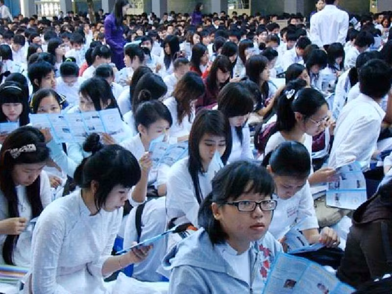 Một buổi tư vấn tuyển sinh của ĐH Lạc Hồng ở trường PTTH Bùi Thị Xuân (Đồng Nai). Ảnh: L.H